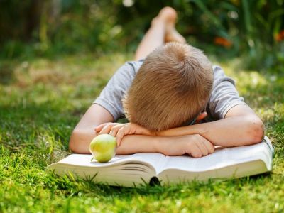 Πρέπει να πιέζουμε ένα παιδί Δημοτικού να διαβάζει;
