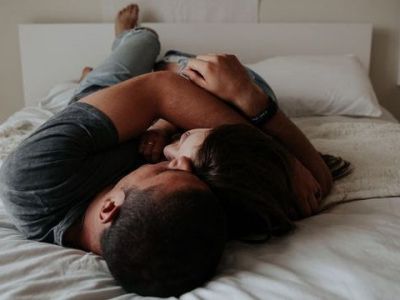 «Ο σύντροφός μου με πιέζει να κάνουμε σεξ»: Τι προτείνει η ειδικός να κάνεις