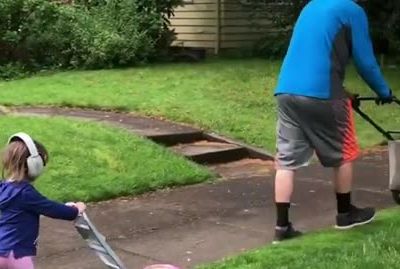 Μπαμπάς κουρεύει το γκαζόν έχοντας την καλύτερη βοηθό (vid)