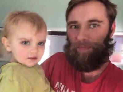 Στροβιλίζεται στα χέρια του μπαμπά της και η αντίδρασή της είναι απρόσμενη (vid)