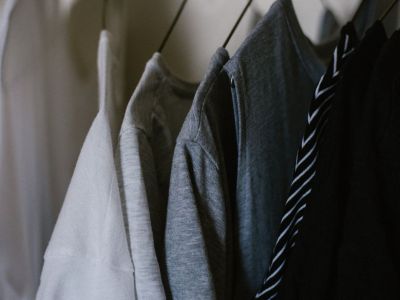 Φοιτητικό δωμάτιο: Πώς να μην «χαθείς» στο χάος της ντουλάπας σου!