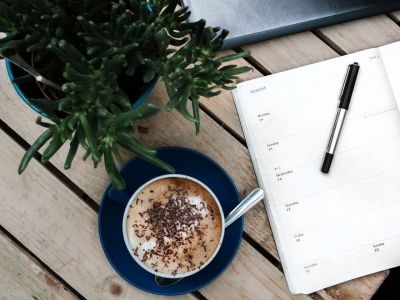 Πώς να φτιάξεις το τέλειο coffee table για το φοιτητικό σαλόνι σου