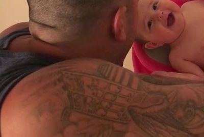 Μα τι κάνει αυτός ο μπαμπάς και ξεκαρδίζεται στα γέλια το μωρό του; (vid)