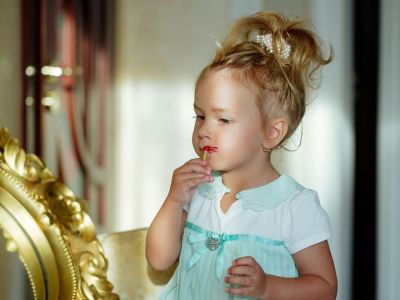 H μικρή μου ζητάει να φοράει κραγιόν και να βάφεται από τώρα- Τι να κάνω;