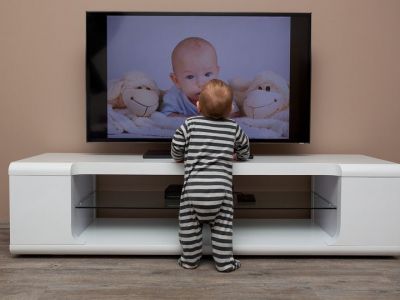 Γιατί δεν πρέπει να τα αφήνετε τα βρέφη να βλέπουν τηλεόραση
