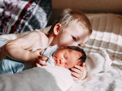 Πότε αρχίζουν να μιλάνε τα μωρά και ποιες είναι οι πρώτες τους λέξεις;