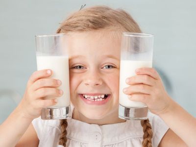 Παχαίνουν τα παιδιά όταν πίνουν πολύ γάλα;