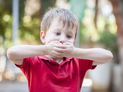 Παιδικός τραυλισμός: Ποια είναι τα αίτια και πώς αντιμετωπίζεται