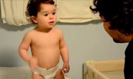 Πολύ γέλιο! Δείτε την αντίδραση της μικρής όταν της λέει ο μπαμπάς της ότι πρέπει να ντυθεί (vid)