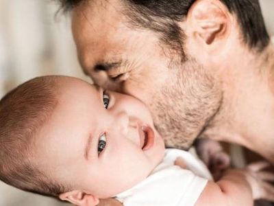 Είκοσι πέντε απίθανες φωτογραφίες μπαμπάδων με τα παιδιά τους σε στιγμές χαλάρωσης  (pics)