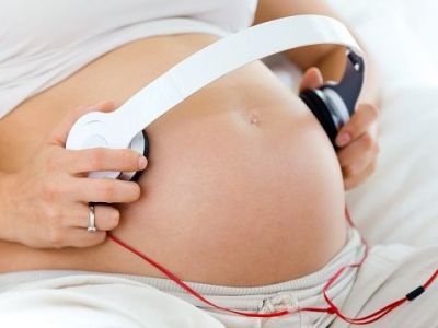 Πότε και τι μπορεί να ακούσει το έμβρυο μέσα στη μήτρα;