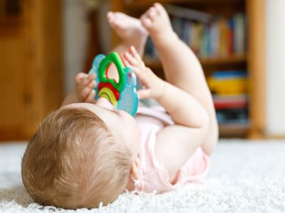 Ο έλεγχος των χεριών σε βρέφη 7-9 μηνών