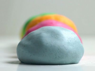 Μυστικά της μαμάς: Πώς θα φτιάξεις μη τοξική πλαστελίνη για τα παιδιά σου (vid)