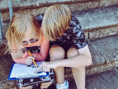 Η τρυφερή συνήθεια που κάνει τα παιδιά πιο έξυπνα σύμφωνα με την επιστήμη