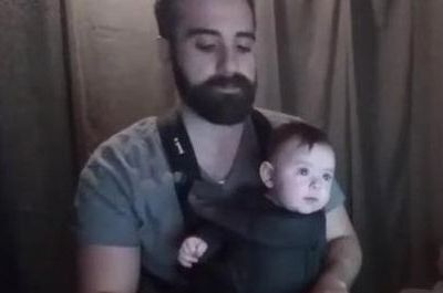 Βρήκε τον πιο αποτελεσματικό τρόπο να νανουρίζει το γιο του (vid)