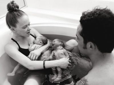 Απίστευτο: Αυτός ο πατέρας ξεγέννησε τα δίδυμά τους μέσα στη μπανιέρα (pics)