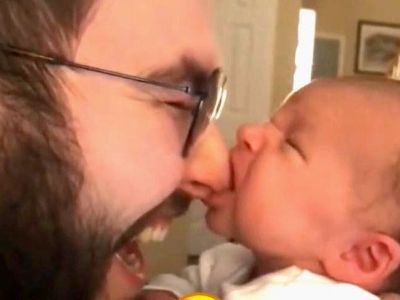 Μωράκια παίζουν με τους μπαμπάδες τους και είναι απολαυστικά (vid)