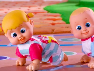 Χριστουγεννιάτικο δώρο για κορίτσια από 3 ετών και πάνω: Μωρό που μπουσουλάει (vid)