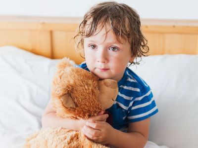 Το παιδί μου βρέχει το κρεβάτι του. Γιατί συμβαίνει αυτό και τι μπορώ να κάνω;