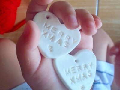 Ζύμη με κορν φλαόυρ για τα πιο όμορφα και πιο λευκά Χριστουγεννιάτικα στολίδια (pics)