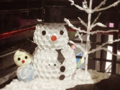 DIY: Έτσι θα φτιάξετε έναν υπέροχο και φωτεινό χιονάνθρωπο με πλαστικά ποτήρια (vid)