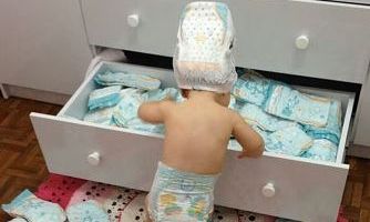 Όταν ο μπαμπάς μένει μόνος στο σπίτι με τα παιδιά συμβαίνουν διάφορα κωμικοτραγικά (vid)