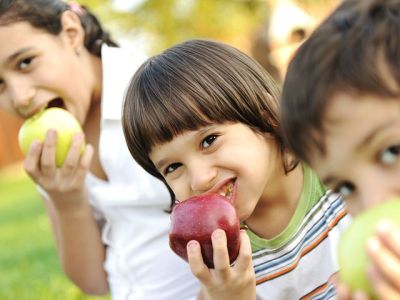 Αυτοί είναι οι πραγματικοί λόγοι για να τρως ένα μήλο την ημέρα (video)