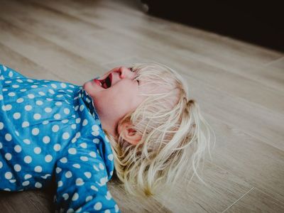 Σας κρατάει μούτρα το παιδί σας και γκρινιάζει συνεχώς; Τι μπορείτε να κάνετε