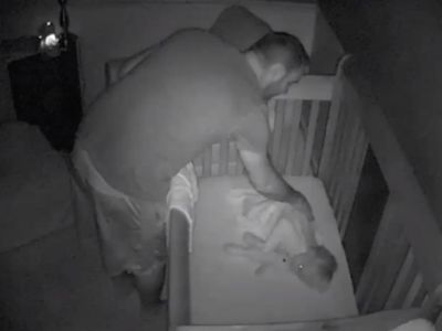 Παμπόνηρη μικρή κλαίει στην κούνια της - Δείτε τι συμβαίνει όταν μπαίνει στο δωμάτιο ο μπαμπάς (vid)