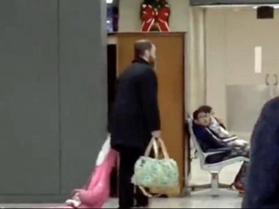 Μπαμπάς σέρνει την κόρη του στο αεροδρόμιο και οι απόψεις διίστανται για τη συμπεριφορά του (vid)