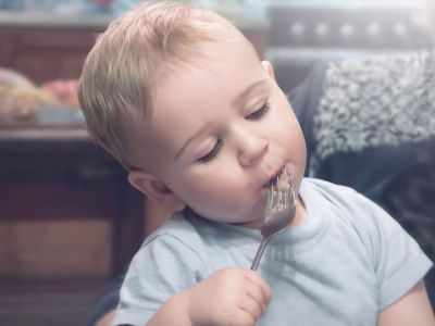 Έτσι θα μάθετε στο παιδί σας να τρώει μόνο του (vid)