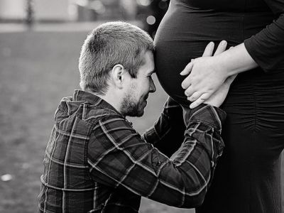 Μπαμπάδες αγκαλιάζουν τρυφερά τις κοιλίτσες των συντρόφων τους. Μοναδικές φωτογραφίες! (pics)