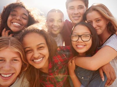 5 απλοί τρόποι για να βοηθήσετε το έφηβο παιδί σας να κάνει εύκολα φίλους