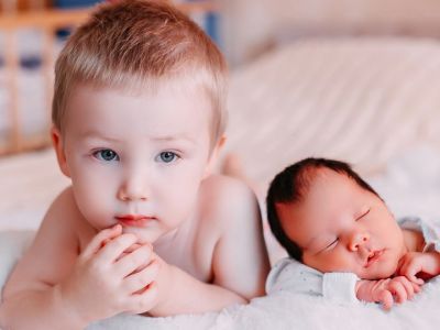 Αδερφικές σχέσεις: Tι πρέπει να κάνουν οι γονείς όταν έρθει νέο παιδί στην οικογένεια