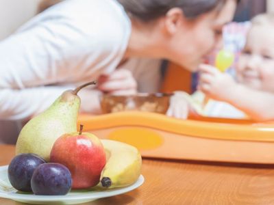 Ο πιο απίθανος τρόπος για να φάει εύκολα το μωρό σας τη φρουτόκρεμα (vid)