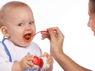 Τι να περιμένετε όταν το μωρό σας ξεκινήσει να τρώει στερεά τροφή