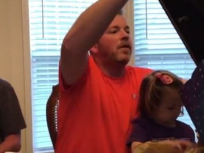 Του κόπηκε η όρεξη και η λαλιά με αυτό που είδε όταν άνοιξε το δώρο του (vid)