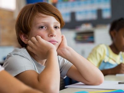 Αφηρημένο παιδί: Πώς να το βοηθήσετε να παραμείνει συγκεντρωμένο