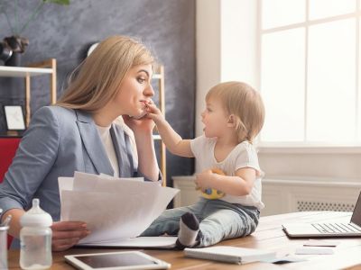 Εύκολα βήματα για να βοηθήσετε το μωρό σας να πει τις πρώτες τους λεξούλες (vid)