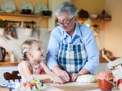 Η  γιαγιά βοηθά αλλά συχνά επεμβαίνει στη διαπαιδαγώγηση του παιδιού - Τι να κάνω;