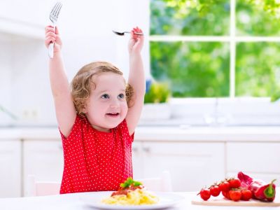 Παιδί και ανάπτυξη: Πώς να διδάξετε το παιδί σας να τρώει μόνο του