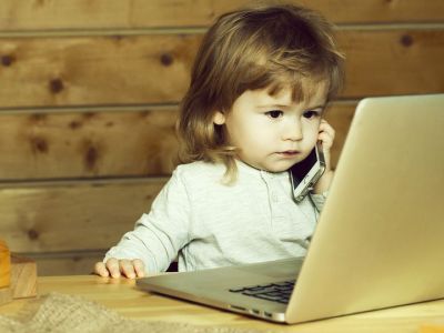 Πώς επηρεάζεται η ανάπτυξη των μικρών παιδιών όταν περνούν πολύ χρόνο μπροστά σε μια οθόνη