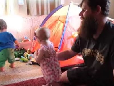 Μπαμπάς ξύρισε τη μακριά γενειάδα του - Δείτε πόσο διαφορετική ήταν η αντίδραση των διδύμων (vid)