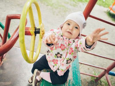 Έξι λόγοι για τους οποίους πρέπει να αφήνετε τα παιδιά σας να παίζουν στην παιδική χαρά