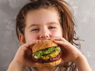 Παιδική διατροφή: Όλα όσα πρέπει να γνωρίζετε για τα «φιλικά» λιπαρά (vid)