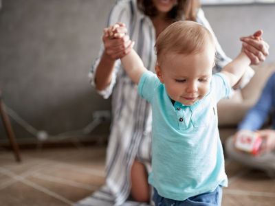6+1 πράγματα που πρέπει να γνωρίζετε για τα πρώτα βήματα του μωρού σας