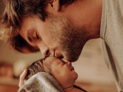 Μωράκια στην αγκαλιά του μπαμπά τους. Θα λιώσετε μόλις δείτε αυτές τις φωτογραφίες (pics)