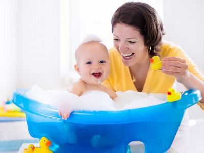 Πώς να δημιουργήσετε δεσμούς αγάπης με το μωρό σας την ώρα του μπάνιου