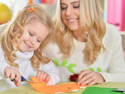 'Εξι χειροποίητα παιχνίδια που μπορείτε να φτιάξετε και να παίξετε μαζί με τα παιδιά σας (vid)