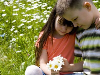 Χτυποκάρδια στα θρανία: Πώς να αντιμετωπίσετε τους παιδικούς έρωτες